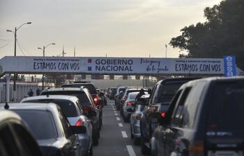 Largas filas de vehículos en el vacunatorio instalado en el autódromo Rubén Dumot, exAratirí.