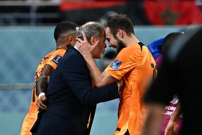 Daley Blind festeja su gol contra Estados Unidos con su papá Danny Blind, ex jugador y actual asistente de Louis van Gaal en la selección holandesa.