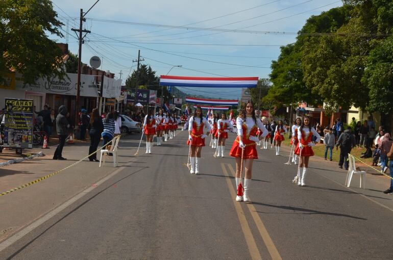 Estudiantes del colegio Inocencio Lezcano, se vistieron de gala para rendir homenaje al distrito de Acahay