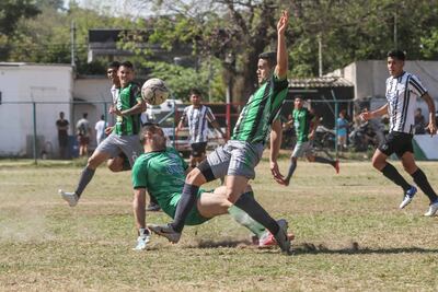 El atacante de Pinozá, José Luis Mora Cabrera intenta la definición ante la salida del portero Francisco Ferreira Fleitas. (Foto: APF)