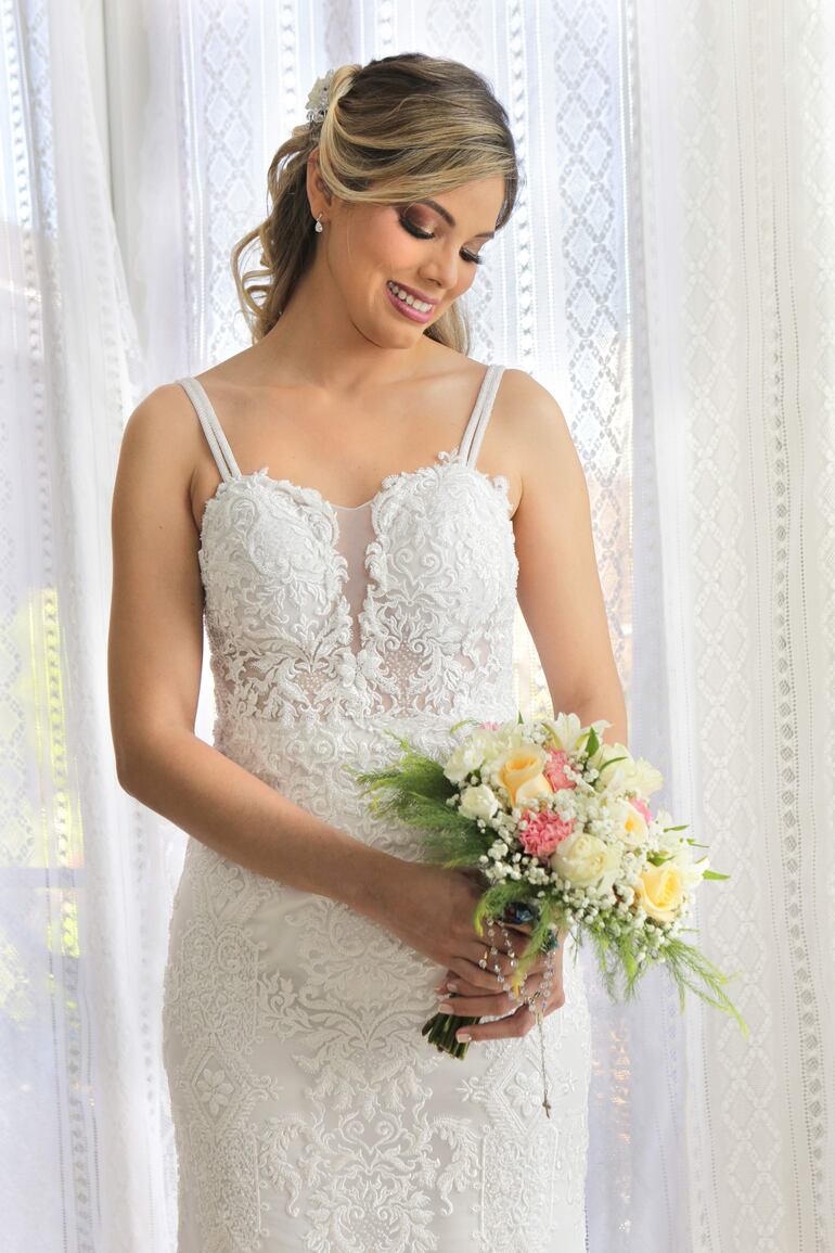 La novia lució radiante con un vestido diseñado y confeccionado por Elizabeth Macoritto. Las fotografías fueron tomadas por Marcial Barni.