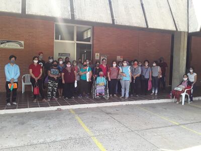 Un importante grupo de pacientes y familiares aguardando respuestas sobre la falta de radioterapia en el Incan.