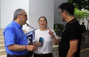 Fotografía cedida por el diario El Universal de la rueda de prensa ofrecida por el Director General de la Policía, en la que participaron la Fiscal de Paraguay, Alicia Sapriza (c), y el Comisario de la Policía de Paraguay, Nimio Cardozo (d), donde se habló del asesinato del Fiscal Especializado contra el Crimen Organizado, Marcelo Pecci, en Cartagena (Colombia). Las autoridades colombianas consideran que el "atroz" asesinato del fiscal antimafia paraguayo Marcelo Pecci, tiroteado mientras estaba de luna de miel en la isla caribeña de Barú, puede haber sido cometido por el crimen trasnacional por las investigaciones que llevaba a cabo.