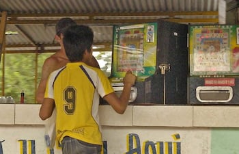 Hace siete años, Conajzar firmó un convenio para proteger a los niños y adolescentes de los juegos de azar. Hoy, la misma comisión pisotea sus normativas y "legaliza" la explotación de tragamonedas.