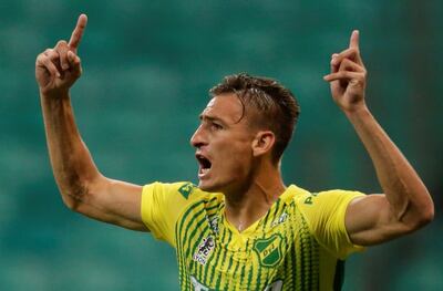 El delantero Braian Ezequiel Romero, de Defensa y Justicia, celebra su segundo gol en el triunfo sobre  Bahía, 3-2.