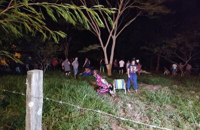 Invasores de un terreno privado en el barrio Villa Bonita de Villa Elisa en la madrugada de este miércoles.