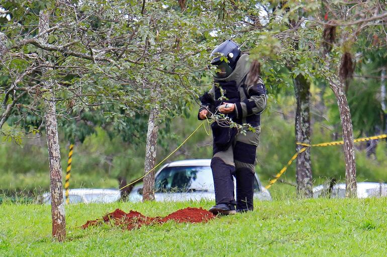 Un explosivista inspecciona un artefacto sospechoso en las inmediaciones de la sede de la Corte Suprema de Brasil, el pasado viernes.
