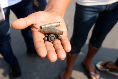 Un manifestante muestra casquillos de bala supuestamente utilizadas por las fuerzas de seguridad durante un enfrentamiento con ciudadanos que protestaban el golpe de Estado en Birmania, el pasado 28 de febrero en la ciudad de Dawei.