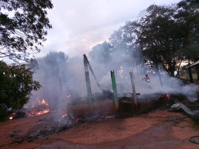 La vivienda quedó reducida a cenizas, a causa del incendio, cuyas causas se desconocen.