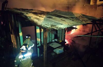 Bomberos de Ciudad del Este llegaron al sitio para controlar las llamas.