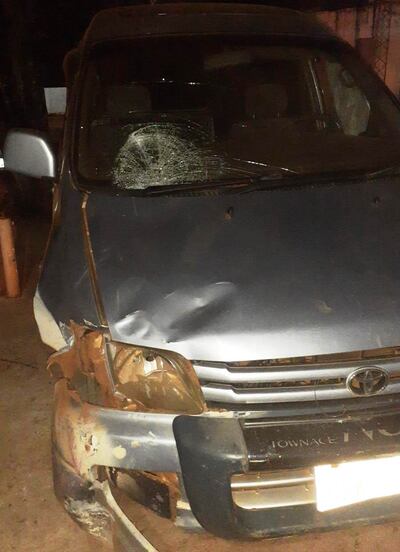 El furgón involucrado en el accidente quedó con rastros del choque en la parte frontal.