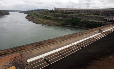El río Paraná y una zona de la central hidroeléctrica brasileño-paraguaya Itaipú, en Ciudad del Este (Paraguay). El tratado de Itaipú, que estableció las bases para que Brasil y Paraguay dieran vida a una de las mayores hidroeléctricas del mundo, cumple 50 años este miércoles, en vísperas de una negociación clave para el futuro del acuerdo.