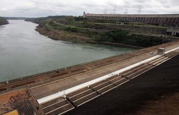El río Paraná y una zona de la central hidroeléctrica brasileño-paraguaya Itaipú, en Ciudad del Este (Paraguay). El tratado de Itaipú, que estableció las bases para que Brasil y Paraguay dieran vida a una de las mayores hidroeléctricas del mundo, cumple 50 años este miércoles, en vísperas de una negociación clave para el futuro del acuerdo.