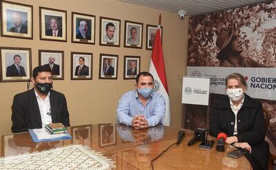 El viceministro de Comercio, Pedro Mancuello, el intendente de intendente de intendente de Tebicuarymí, Javier González (ANR), y la ministra de Industria y Comercio, Liz Cramer.