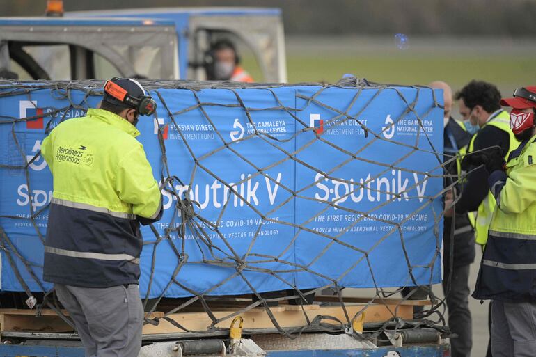 Contenedores con material para la elaboración de la vacuna rusa Sputnik V luego de su llegada al aeropuerto internacional de Ezeiza, en Buenos Aires, el pasado martes.
