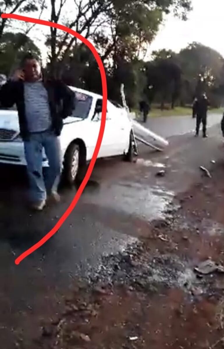 El agente de la Caminera tras el accidente en que murió una persona.