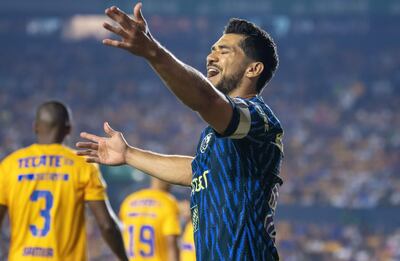 Henry Martin de America reclama una jugada ante Tigres durante un partido correspondiente a la jornada 11 del Torneo clausura 2023, disputado en el estadio Universitario, en Monterrey (México).
