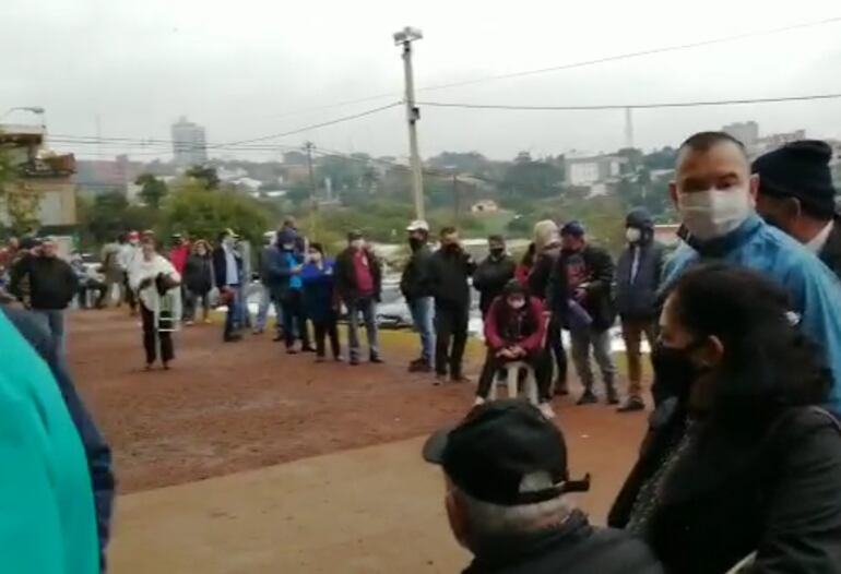 Una gran cantidad de personas que esperaban vacunarse quedaron varadas por aproximadamente tres horas a la intemperie. 