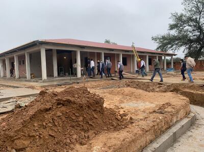 Autoridades verificando el avance de las obras de la construcción de la sede propia del Senacsa en Boquerón.