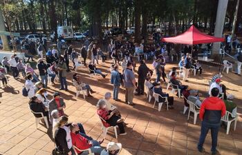 Más de 500 personas llegaron ayer a la Gobernación del Alto Paraná en busca de inmunizarse contra el COVID-19.