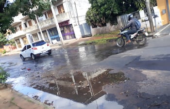 Calles del barrio Nazareth, de Asunción, cubiertas por aguas negras