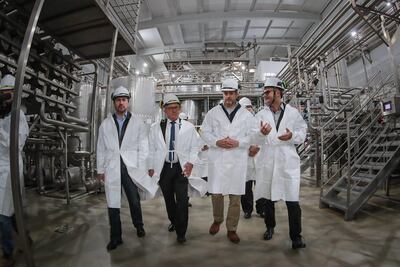 El presidente Mario Abdo Benítez junto con el ministro Luis Castiglioni cuando recorrían una industria de Alto Paraná.
