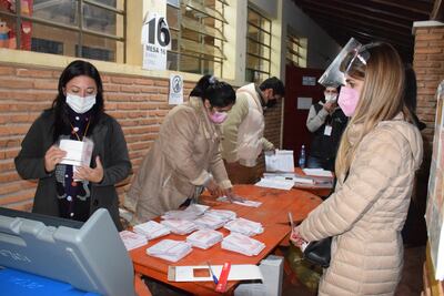 Conteo de votos colorados en San Juan Nepomuceno.