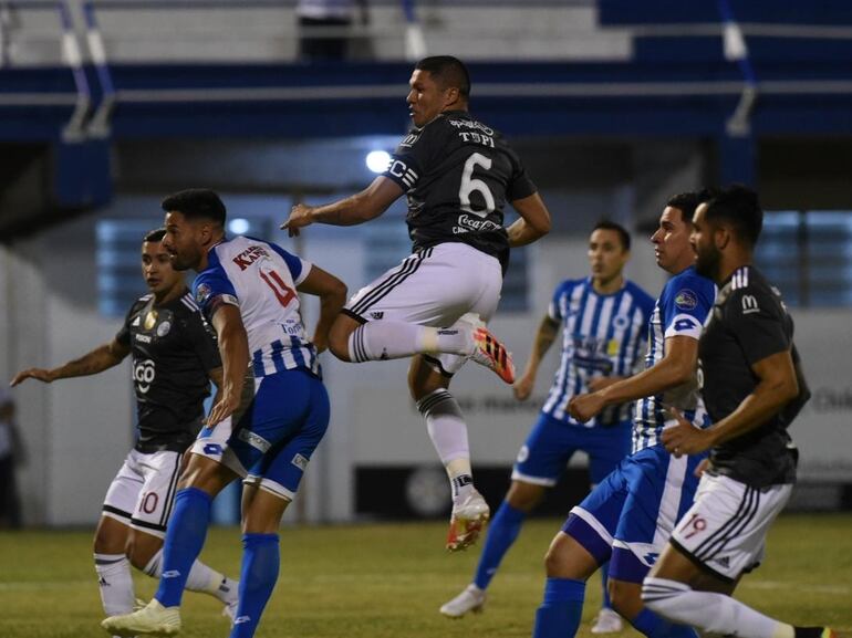 Cabezazo de Richard Ortiz para convertir el primero de Olimpia.