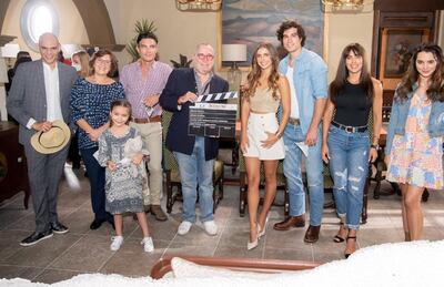 El productor Ignacio Sada sostiene una claqueta, acompañado por el elenco de la telenovela "Quererlo todo" en el inicio de las grabaciones.