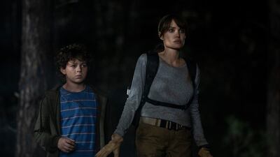 Finn Little y Angelina Jolie en "Aquellos que desean mi muerte".