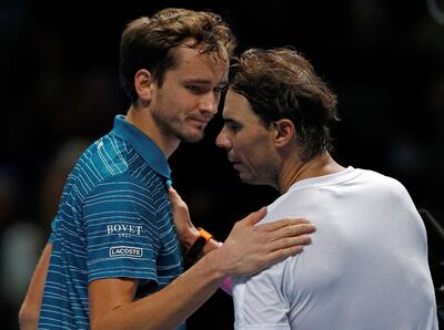 El ruso Daniil Medvedev (i) despojó al español Rafael Nadal.