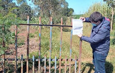El fiscal José Silguero en una de las propiedades allanadas ayer.