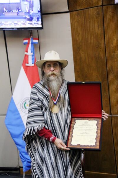 El artista sanlorenzano Francisco Russo sosteniendo su condecoración de la “Orden Nacional al Mérito Comuneros”, otorgada ayer por la Cámara de Diputados en el Congreso.