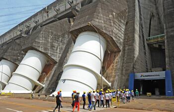 La central hidroeléctrica de Itaipú recibió el año pasado a miles de visitantes, desde el lado paraguayo.
