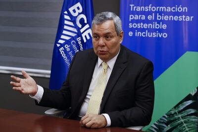 El presidente del Banco Centroamericano de Integración Económica (BCIE), Dante Mossi, habla durante una entrevista con EFE, el 11 de noviembre de 2022, en Tegucigalpa (Honduras). El Banco Centroamericano de Integración Económica (BCIE) buscará la próxima semana en Estados Unidos acelerar la movilidad eléctrica para que en los países miembros del organismo sean sustituidos los vehículos que se mueven con combustibles. EFE/ Gustavo Amador