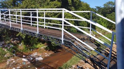 El puente peatonal reparado por la municipalidad y que demandó la suma de casi 65 millones de guaraníes.