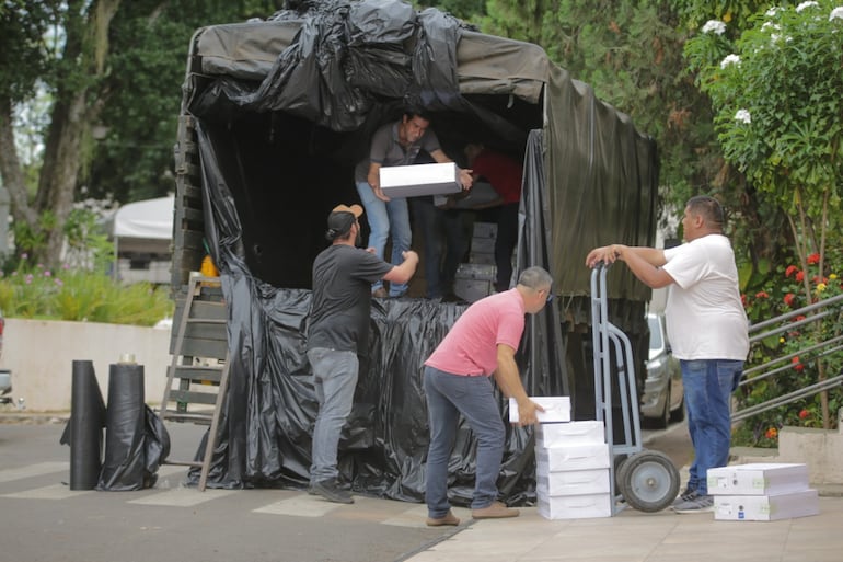 Continúa la carga de los maletines electorales en los camiones que desde el 14 de diciembre partirán al interior de país.