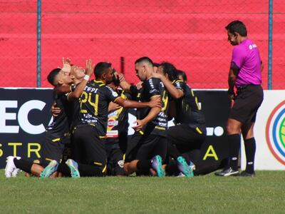 Los jugadores del Deportivo Recoleta celebran uno de los goles contra Martín Ledesma en el Enrique Soler de la ciudad de Capiatá por la quinta fecha de la División Intermedia.