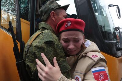 Reservistas movilizados se abrazan durante una ceremonia de despedida en Sevastopol, Crimea, el pasado martes.
