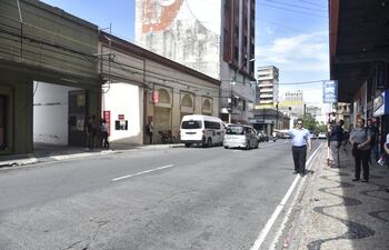 Un albañil falleció este jueves tras caer de unos 15 metros de altura mientras trabajaba en un hotel céntrico.