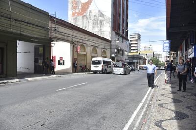 Un albañil falleció este jueves tras caer de unos 15 metros de altura mientras trabajaba en un hotel céntrico.