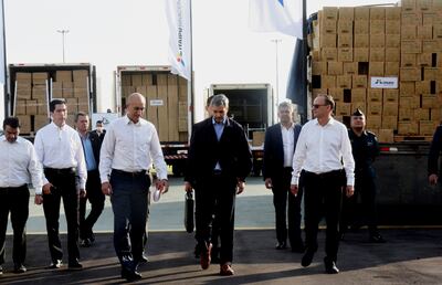 Mario Abdo Benítez (c) camina acompañado por el ministro de Salud Pública, Julio Mazzoleni (izq.),  y el titular de Itaipú, Ernst Bergen (der.). Fue ayer a la mañana en el Litoral del Palacio.