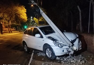 Conductor embistió contra una columna de la ANDE sobre las calles Kubitschek y Cerro Corá de Asunción.