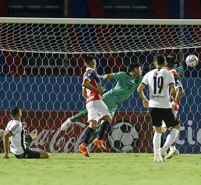 “Endemoniado”. Antonio Bareiro marca su decimosegundo gol a Cerro Porteño. Miguel Martínez no pudo hacer nada para evitar la caída de su valla.
