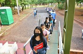Los postulantes rindieron este sábado el examen de competencias en la sede del campus de la UNE, en Ciudad del Este.