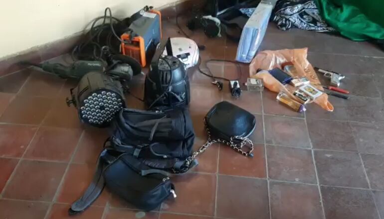 Los reflectores led, televisores, una cartera y una réplica de arma de fuego fueron hallados entre los objetos hurtados.