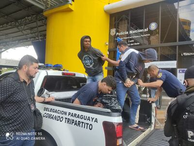 Los delincuentes fueron llevados en una patrullera hasta el lado brasileño.
