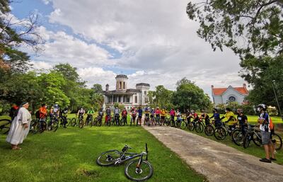 Los ciclistas fueron recibidos por las monjas responsables del turístico castillo Carlota Palmerola.
