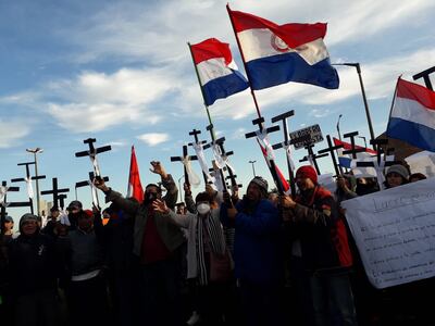 Los manifestantes se concentraron en la cabecera norte del puente sobre el arroyo Mboi ka’ê, y marcharon por aproximadamente una hora sobre el viaducto y la ruta, cubriendo media calzada y bloqueando parcialmente el tráfico automotor.