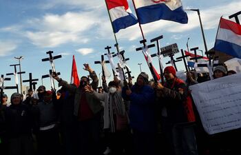Los manifestantes se concentraron en la cabecera norte del puente sobre el arroyo Mboi ka’ê, y marcharon por aproximadamente una hora sobre el viaducto y la ruta, cubriendo media calzada y bloqueando parcialmente el tráfico automotor.